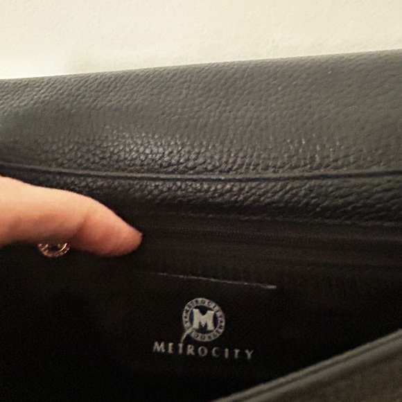 Have you met MetroCity??? This Black Crossbody Bag. Pebble Leather from Italy? - Picture 7 of 9